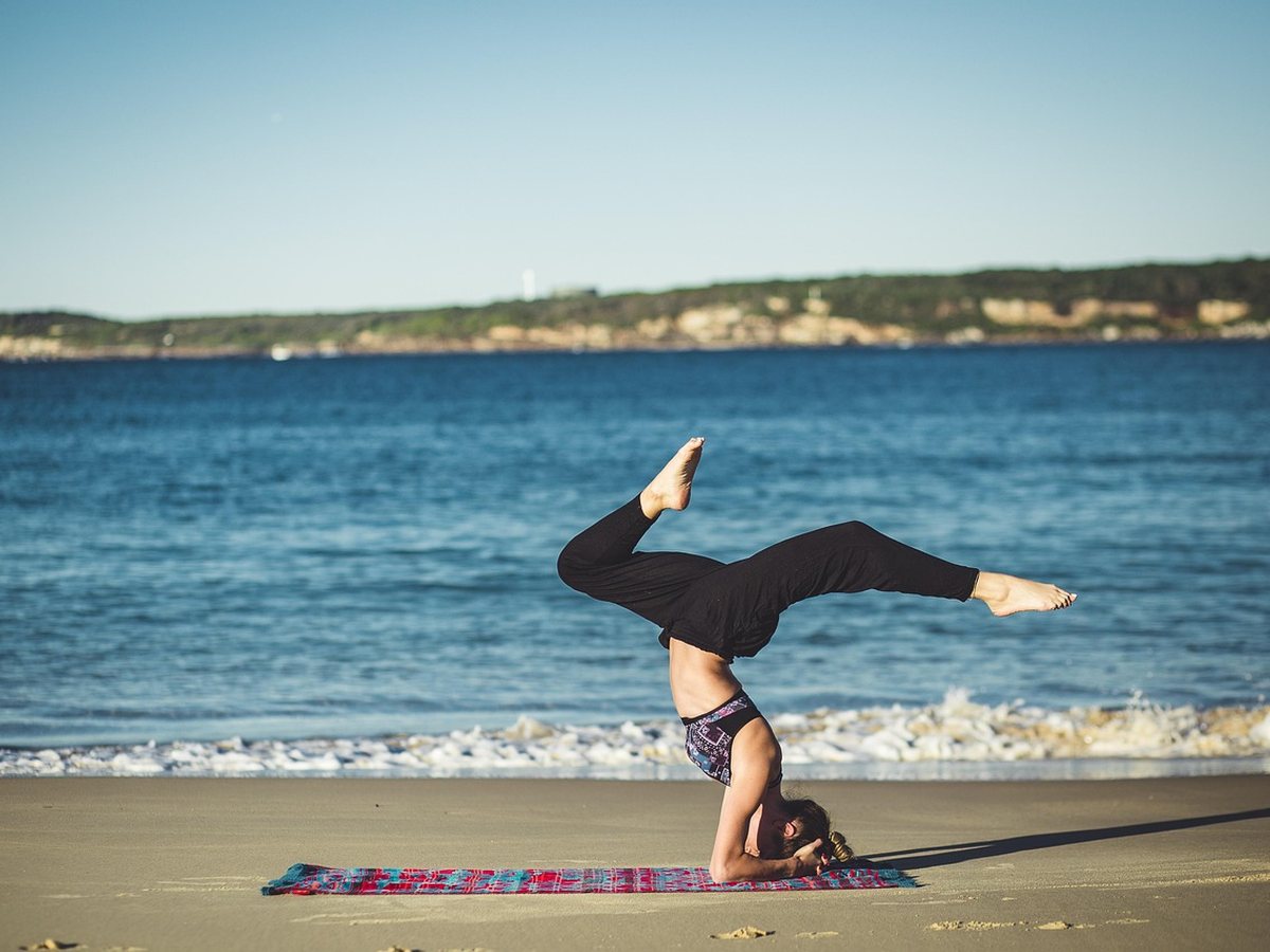 Pratique de l'équilibre et de la respiration sur la plage